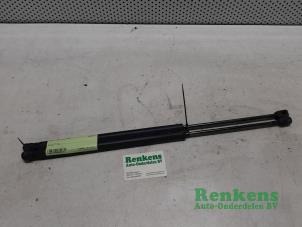 Used Set of gas struts for boot Ford Fusion 1.6 16V Price € 20,00 Margin scheme offered by Renkens Auto-Onderdelen B.V.