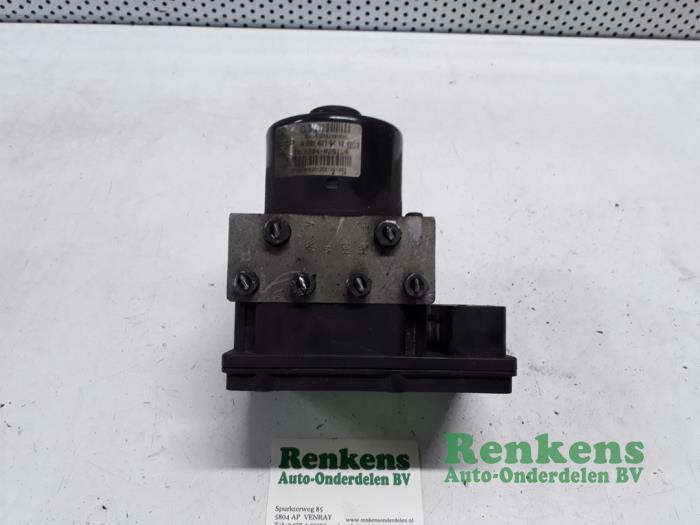 Usagé Bloc ABS Mercedes C Combi (S203) 2.7 C-270 CDI 20V Prix € 60,00 Règlement à la marge proposé par Renkens Auto-Onderdelen B.V.