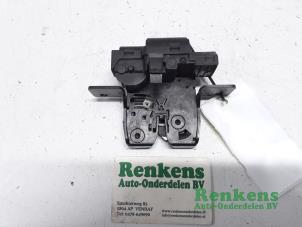 Used Tailgate lock mechanism Renault Clio III (BR/CR) 1.5 dCi FAP Price € 25,00 Margin scheme offered by Renkens Auto-Onderdelen B.V.