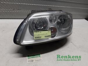 Used Headlight, left Volkswagen Touran (1T1/T2) 2.0 TDI DPF Price € 40,00 Margin scheme offered by Renkens Auto-Onderdelen B.V.