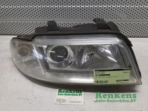 Używane Reflektor prawy Audi A4 (B5) 2.5 TDI V6 24V Cena € 60,00 Procedura marży oferowane przez Renkens Auto-Onderdelen B.V.