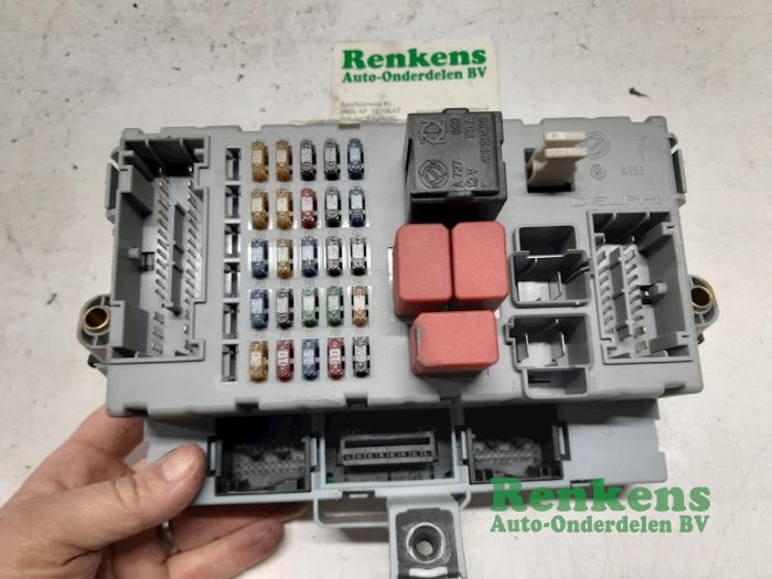 Fuse box Volkswagen Golf V 1.6 FSI 16V - 51732916 MAGNETI