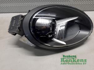 Używane Reflektor prawy Porsche 911 Cena € 150,00 Procedura marży oferowane przez Renkens Auto-Onderdelen B.V.