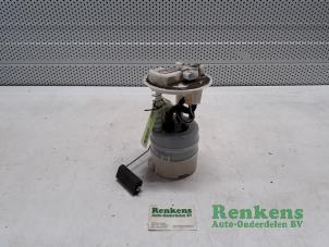 Used Petrol pump Renault Twingo II (CN) 1.2 Price € 30,00 Margin scheme offered by Renkens Auto-Onderdelen B.V.