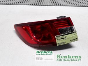 Usagé Feu arrière secondaire gauche Renault Clio IV (5R) 1.2 16V Prix € 35,00 Règlement à la marge proposé par Renkens Auto-Onderdelen B.V.