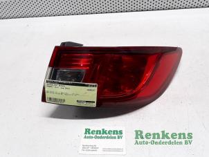 Usagé Feu arrière droit Renault Clio IV (5R) 1.2 16V Prix € 35,00 Règlement à la marge proposé par Renkens Auto-Onderdelen B.V.