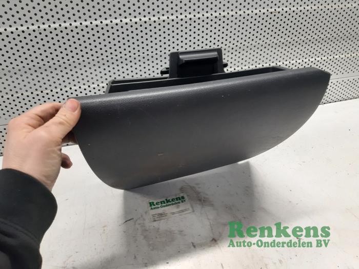 Begagnade Handskfack Mazda 2 (DE) 1.3 16V S-VT High Power Pris € 25,00 Marginaltabell erbjuds av Renkens Auto-Onderdelen B.V.