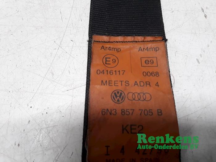 Front seatbelt, left from a Volkswagen Polo III (6N1) 1.0i 50 1996