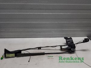 Used Sliding door motor, right Peugeot 1007 (KM) 1.4 HDI Price on request offered by Renkens Auto-Onderdelen B.V.