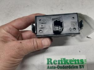 Used Panic lighting switch Renault Scénic III (JZ) 1.5 dCi 110 Price € 15,00 Margin scheme offered by Renkens Auto-Onderdelen B.V.