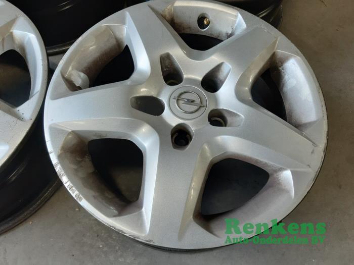 Set of sports wheels from a Opel Astra H SW (L35) 1.6 16V Twinport 2007