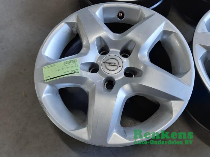 Set of sports wheels from a Opel Astra H SW (L35) 1.6 16V Twinport 2007