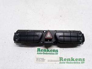 Używane Przelacznik swiatel awaryjnych Mercedes C Sportcoupé (C203) 2.2 C-220 CDI 16V Cena € 15,00 Procedura marży oferowane przez Renkens Auto-Onderdelen B.V.
