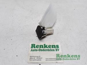 Gebrauchte Schalter Heckklappe Renault Scénic II (JM) 1.9 dCi 120 Preis € 10,00 Margenregelung angeboten von Renkens Auto-Onderdelen B.V.