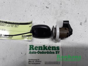 Usagé Serrure portière cylindre droit Renault Clio II (BB/CB) 1.2 16V Prix € 20,00 Règlement à la marge proposé par Renkens Auto-Onderdelen B.V.