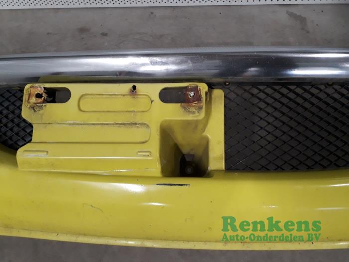 Front bumper from a Daihatsu Sirion/Storia (M1) 1.0 12V 2000