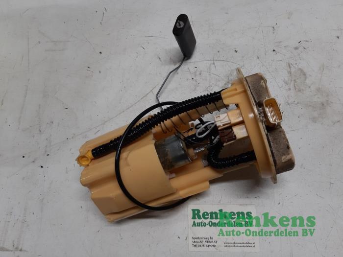 Diesel pump from a Renault Clio IV (5R) 1.5 Energy dCi 90 FAP 2015