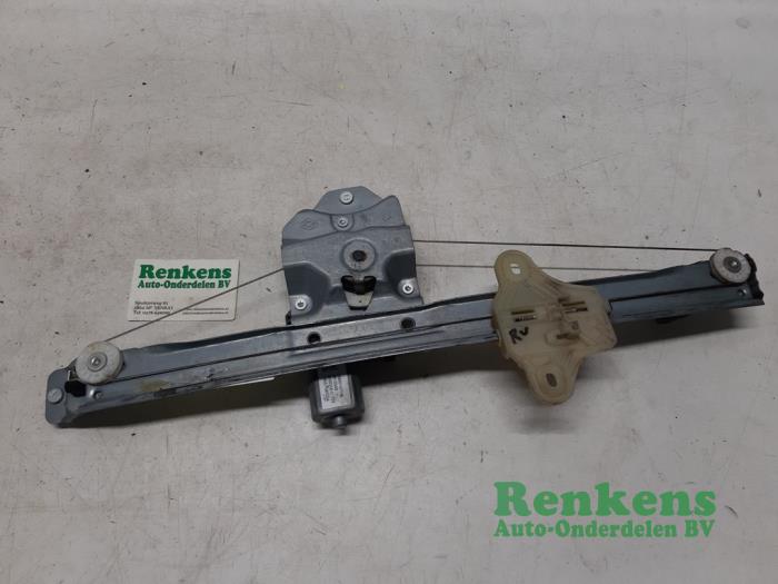 Window mechanism 4-door, front right from a Renault Clio IV (5R) 1.5 Energy dCi 90 FAP 2015