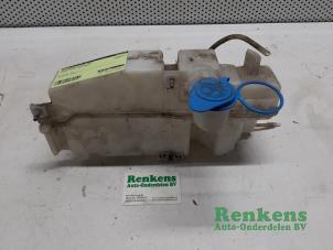 Usagé Réservoir lave-glace avant Suzuki Alto (RF410) 1.1 16V Prix € 30,00 Règlement à la marge proposé par Renkens Auto-Onderdelen B.V.