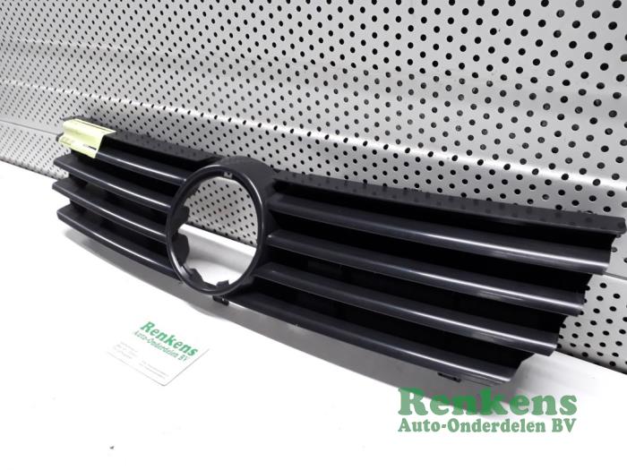 Grille from a Volkswagen Polo III (6N2) 1.4 16V 100 2001