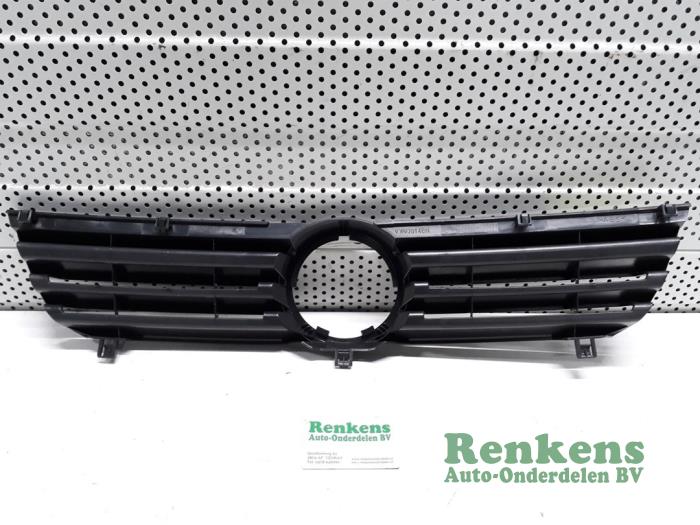 Grille from a Volkswagen Polo III (6N2) 1.4 16V 100 2001