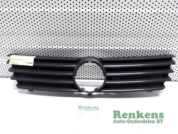 Grille from a Volkswagen Polo III (6N2) 1.4 16V 100 2001