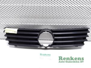 Nuevos Rejilla Volkswagen Polo III (6N2) 1.4 16V 100 Precio € 14,52 IVA incluido ofrecido por Renkens Auto-Onderdelen B.V.