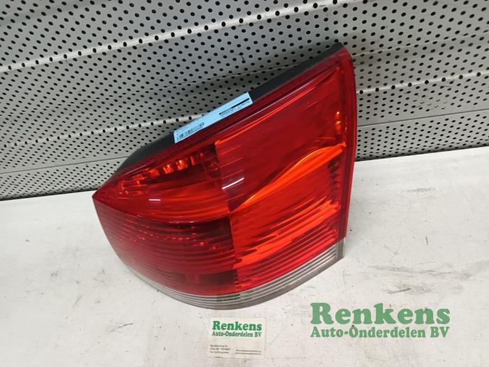 Taillight, right from a Opel Signum (F48) 2.2 DGI 16V 2005