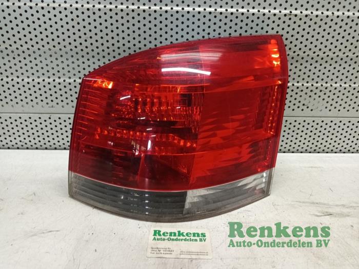 Taillight, right from a Opel Signum (F48) 2.2 DGI 16V 2005