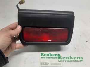 Używane Dodatkowe swiatlo stopu srodek Daihatsu Sirion/Storia (M1) 1.0 12V Cena € 20,00 Procedura marży oferowane przez Renkens Auto-Onderdelen B.V.