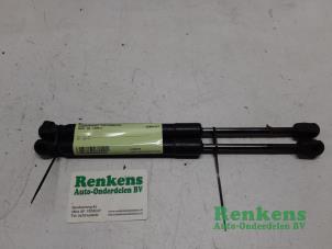 Used Set of gas struts for boot Audi A4 Cabrio (B7) 2.0 TDI Price € 20,00 Margin scheme offered by Renkens Auto-Onderdelen B.V.