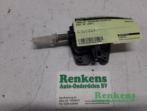 Usados Motor de bloqueo de la tapa del depósito de combustible Audi A4 Cabrio (B7) 2.0 TDI Precio € 20,00 Norma de margen ofrecido por Renkens Auto-Onderdelen B.V.