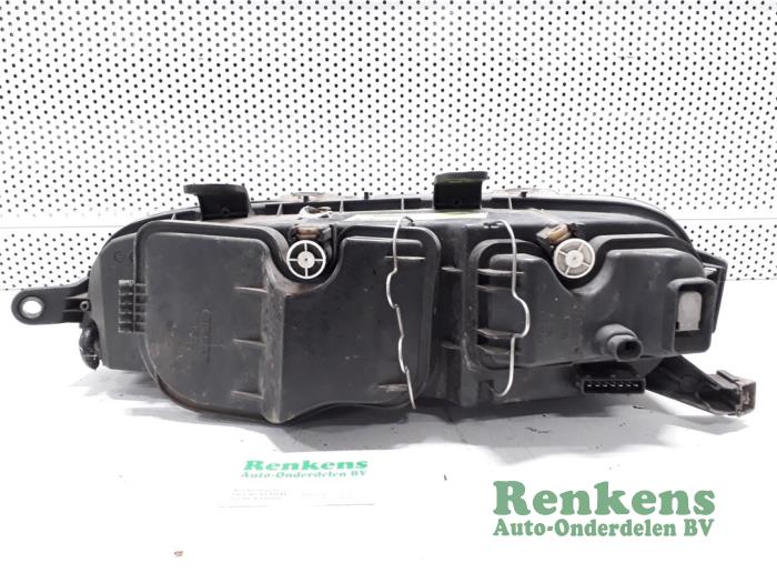 Headlight, right from a Fiat Punto II (188) 1.2 60 S 2000