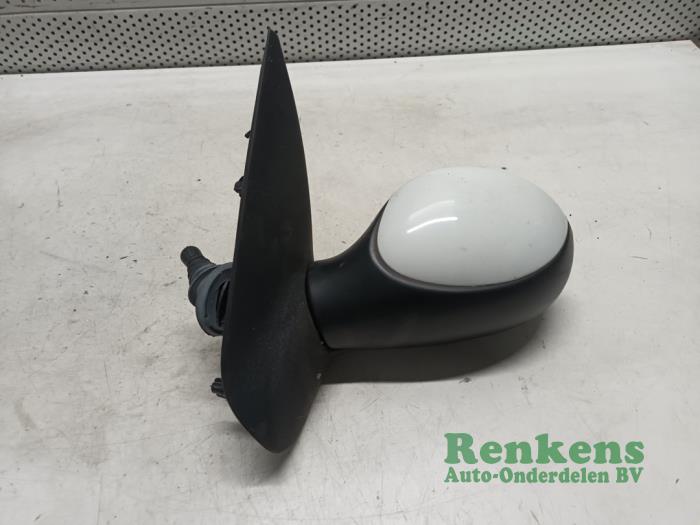 Wing mirror, left from a Peugeot 206+ (2L/M) 1.1 XR,XS 2012