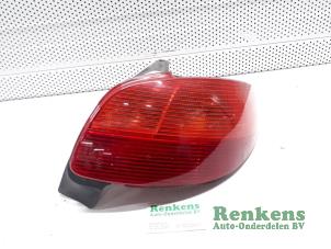 Gebrauchte Rücklicht rechts Peugeot 206 (2A/C/H/J/S) 2.0 GTI 16V Preis € 25,00 Margenregelung angeboten von Renkens Auto-Onderdelen B.V.