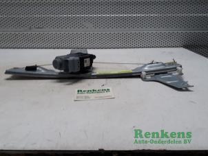 Begagnade Fönstermekanism för bakre dörr, 4-dörrars, höger Citroen C4 Picasso (UD/UE/UF) 1.8 16V Pris € 40,00 Marginaltabell erbjuds av Renkens Auto-Onderdelen B.V.