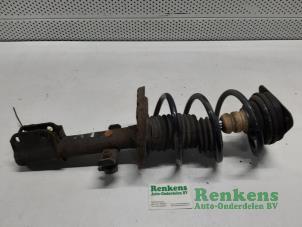 Used Front shock absorber rod, left Renault Clio III (BR/CR) 1.5 dCi FAP Price € 40,00 Margin scheme offered by Renkens Auto-Onderdelen B.V.