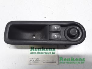 Used Electric window switch Renault Clio III (BR/CR) 1.5 dCi FAP Price € 20,00 Margin scheme offered by Renkens Auto-Onderdelen B.V.