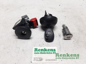 Usados Cilindro de juego de cerraduras (completo) Renault Twingo II (CN) 1.5 dCi 90 FAP Precio € 70,00 Norma de margen ofrecido por Renkens Auto-Onderdelen B.V.