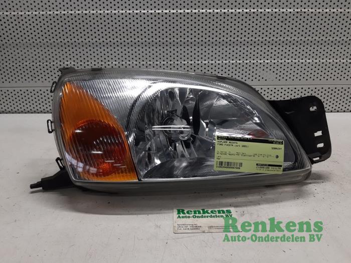 Używane Reflektor prawy Ford Fiesta 4 1.3i Cena € 35,00 Procedura marży oferowane przez Renkens Auto-Onderdelen B.V.