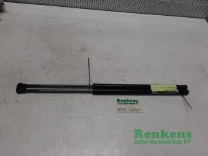 Used Set of gas struts for boot Hyundai Matrix 1.6 16V Price € 20,00 Margin scheme offered by Renkens Auto-Onderdelen B.V.