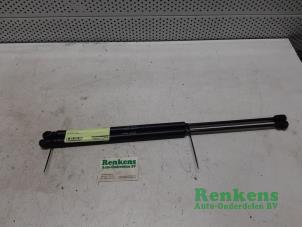 Used Set of gas struts for boot Peugeot 1007 (KM) 1.4 HDI Price € 20,00 Margin scheme offered by Renkens Auto-Onderdelen B.V.