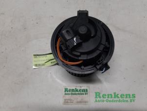 Usados Motor de ventilador de calefactor Renault Clio IV (5R) 1.5 Energy dCi 90 FAP Precio € 35,00 Norma de margen ofrecido por Renkens Auto-Onderdelen B.V.
