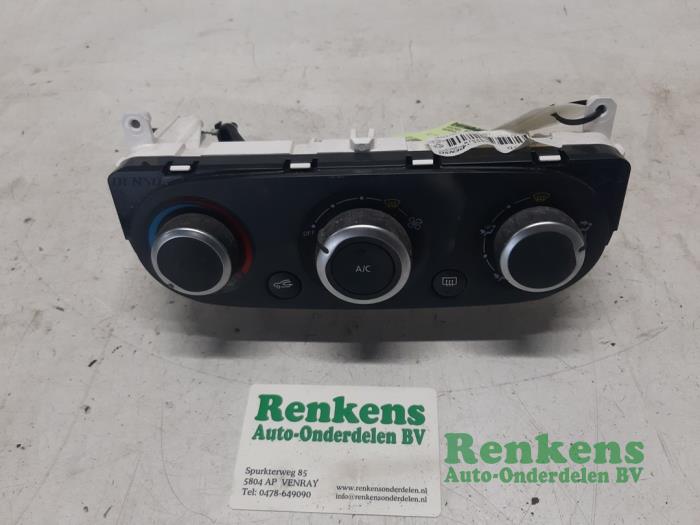 Heater control panel from a Renault Clio IV (5R) 1.5 Energy dCi 90 FAP 2015