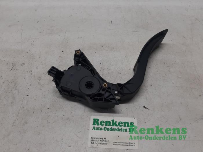 Accelerator pedal from a Renault Clio IV (5R) 1.5 Energy dCi 90 FAP 2015