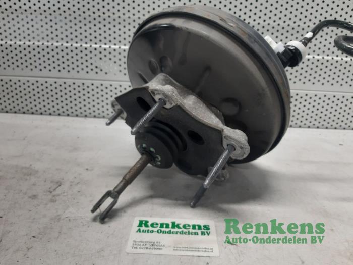 Brake servo from a Renault Clio IV (5R) 1.5 Energy dCi 90 FAP 2015