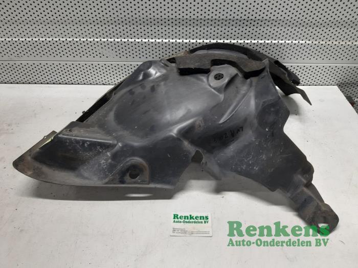 Wheel arch liner from a Renault Clio IV (5R) 1.5 Energy dCi 90 FAP 2015