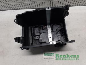 Usados Caja de batería Ford Fiesta 7 1.1 Ti-VCT 12V 85 Precio € 50,00 Norma de margen ofrecido por Renkens Auto-Onderdelen B.V.