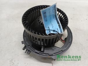Usados Motor de ventilador de calefactor Volkswagen Touran (5T1) 2.0 TDI 150 Precio € 40,00 Norma de margen ofrecido por Renkens Auto-Onderdelen B.V.