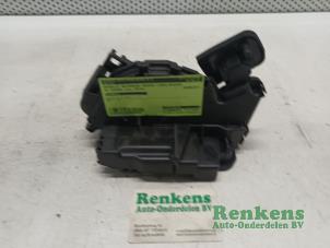 Używane Mechanizm blokady drzwi lewych tylnych wersja 4-drzwiowa Volkswagen Touran (5T1) 2.0 TDI 150 Cena € 50,00 Procedura marży oferowane przez Renkens Auto-Onderdelen B.V.